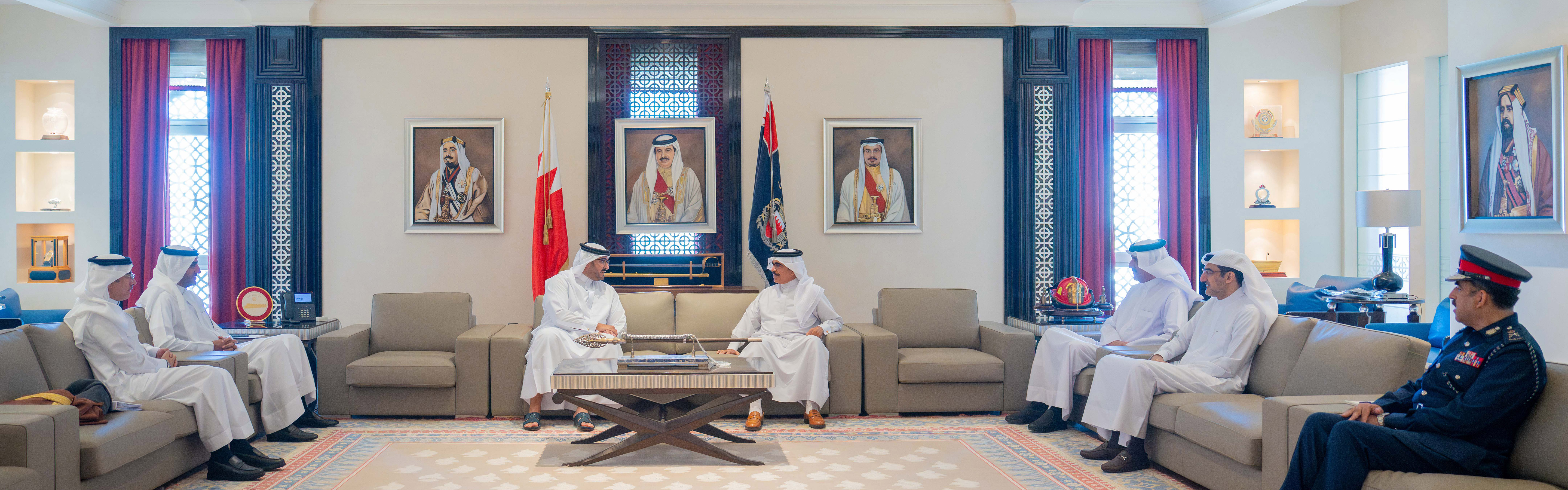 سمو الشيخ عيسى بن سلمان بن حمد يلتقي معالي وزير الداخلية رئيس اللجنة الوزارية لتقنية المعلومات والاتصالات